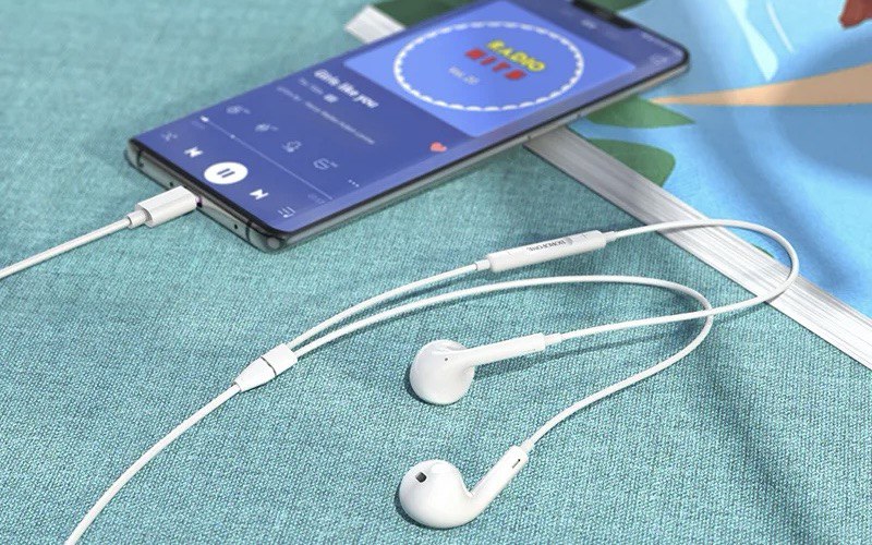 Эти новые наушники OnePlus стоят меньше 1000 рублей — и выглядят как EarPods