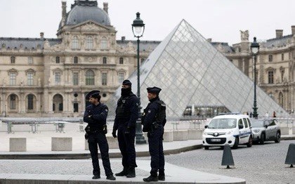 Париж в шоке: бесценные сокровища Лувра похищены