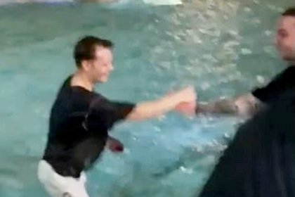 Турист искупался в 263-летнем фонтане в Риме и попал на видео